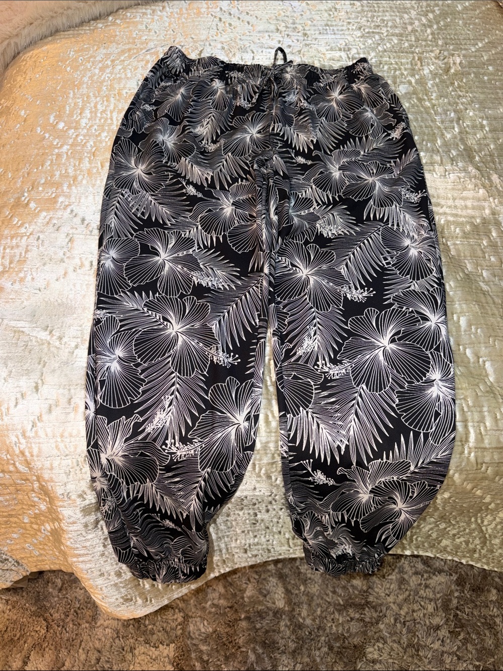 Womens Black Floral Print Jogger Pants